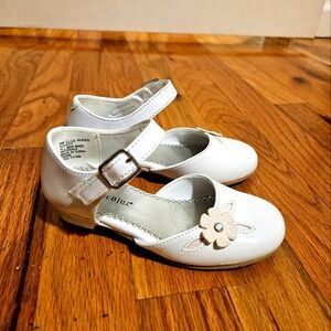 Little girl/toddler dressy shoes. All white. Size US9